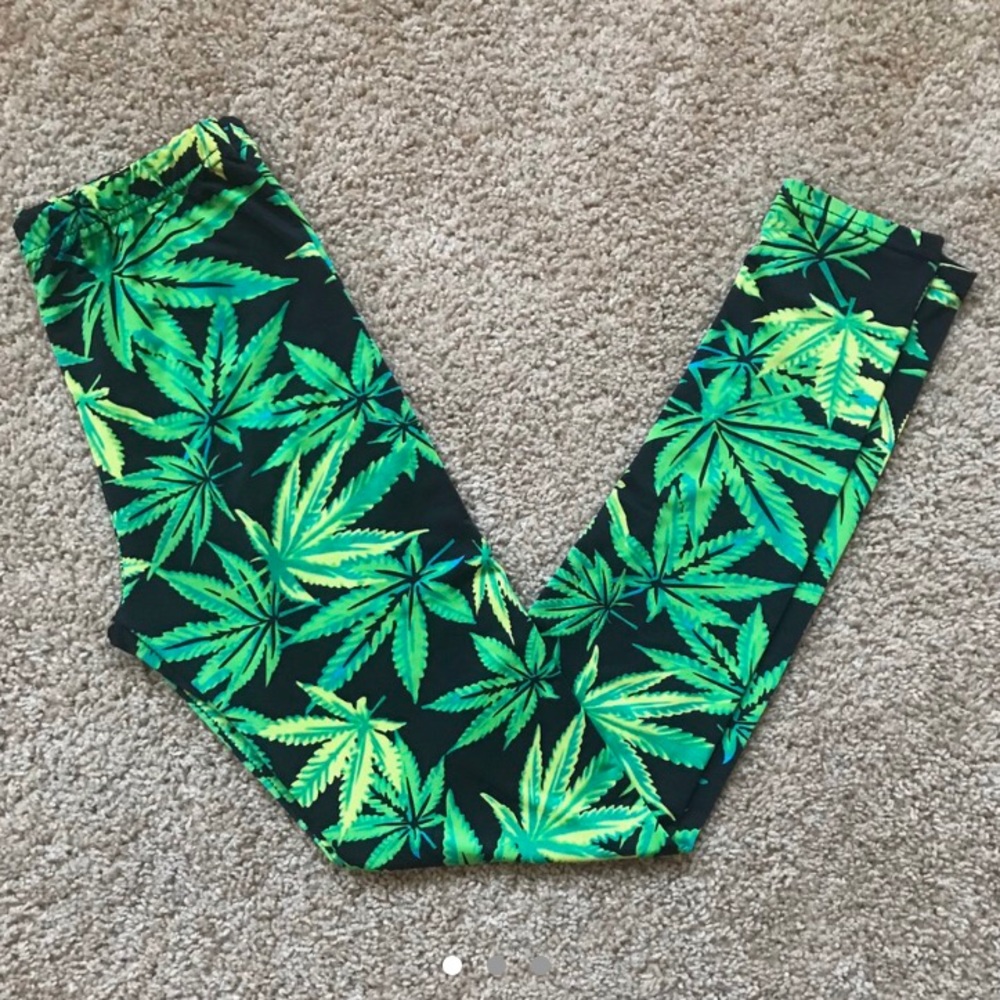 Marijuana weed leaf print leggings